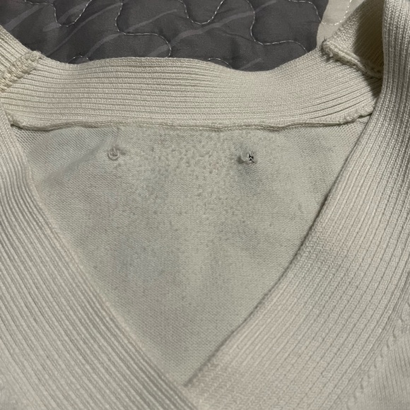 • Vineyard Vines White Sweater V-Neck - Picture 5 of 11